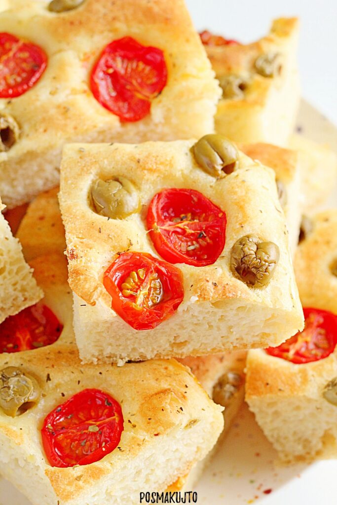 Focaccia ziemniaczana z pomidorkami koktajlowymi i oliwkami