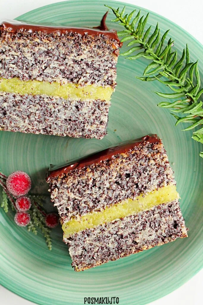 Makowiec japoński z musem jabłkowo-cytrynowym i polewą czekoladową – przepis na wilgotne ciasto bez mąki