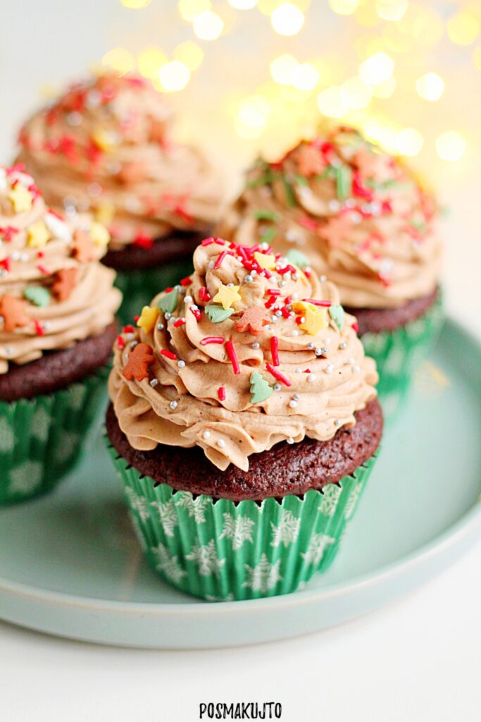 Piernikowe muffiny z kremem udekorowane świątecznymi posypkami