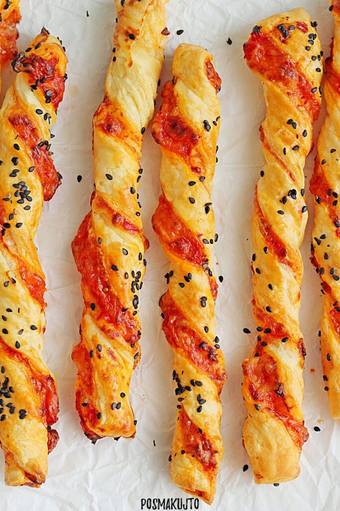 paluchy z ciasta francuskiego z serem i ajvarem