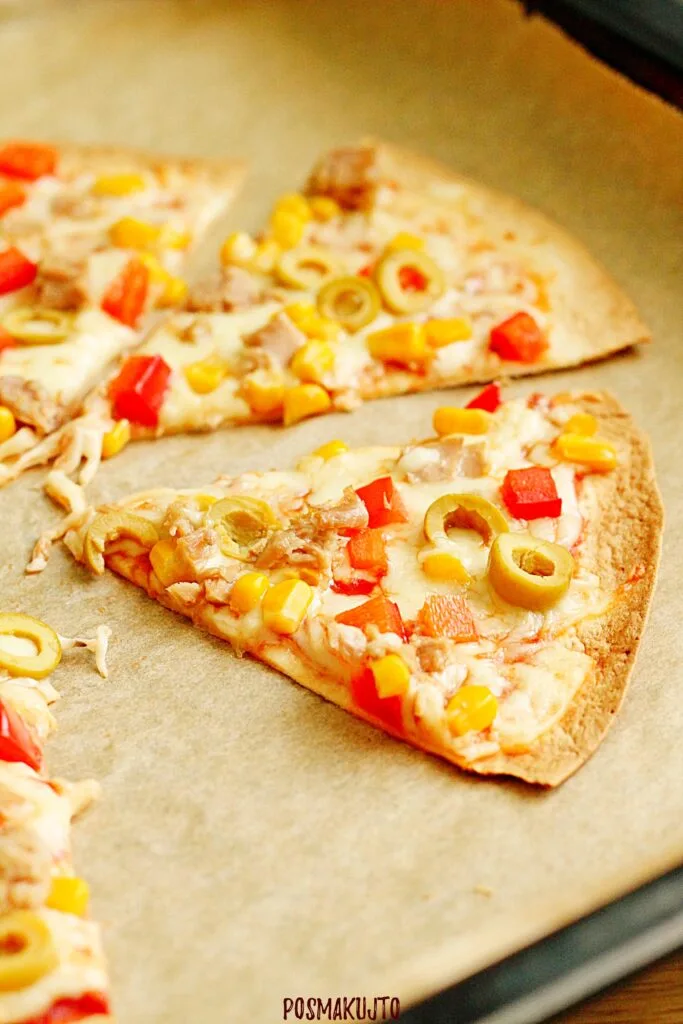 szybka pizza z tortilli z piekarnika