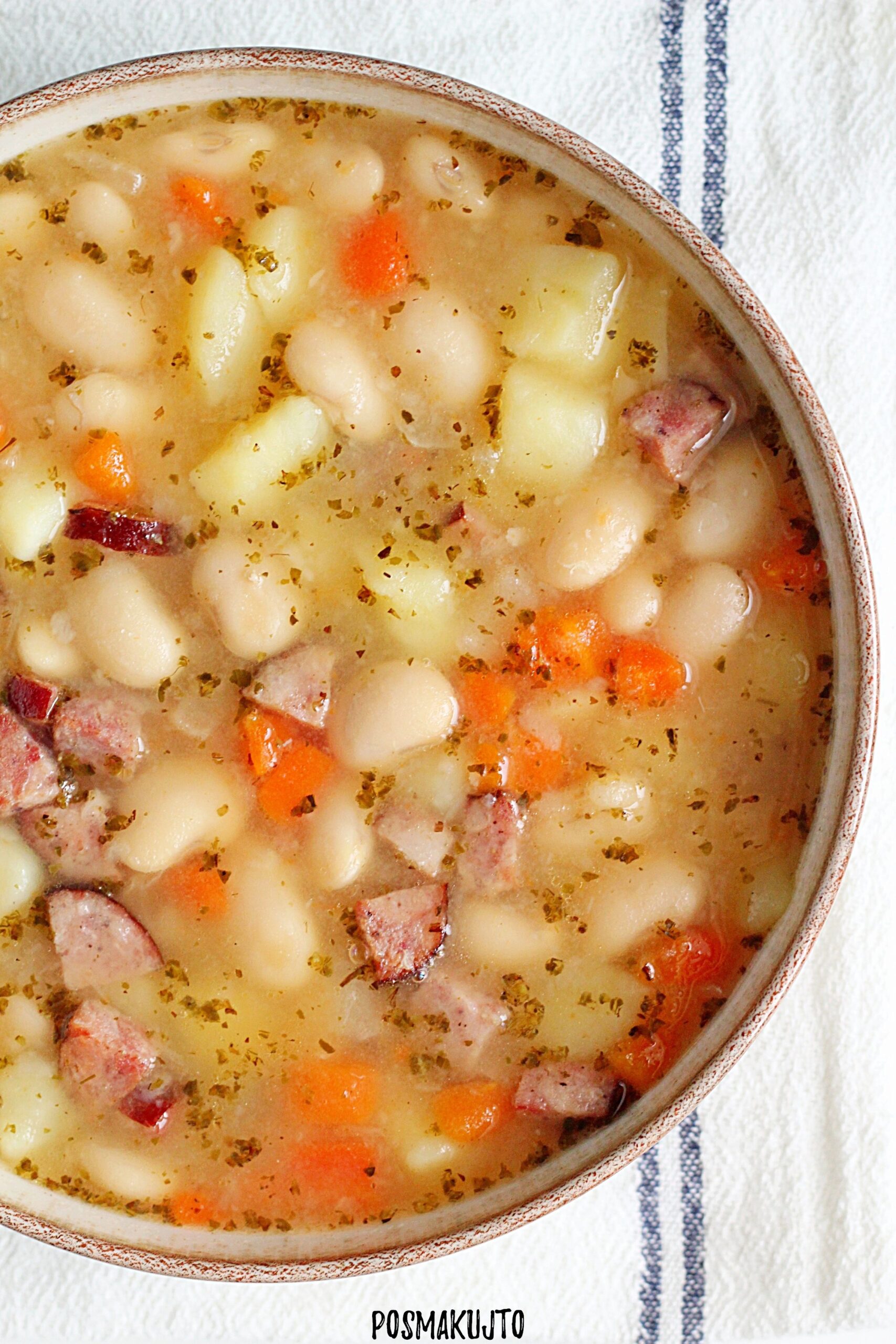 Zupa fasolowa na żeberkach i kiełbasie wiejskiej – gęsta, sycąca zupa na zimę