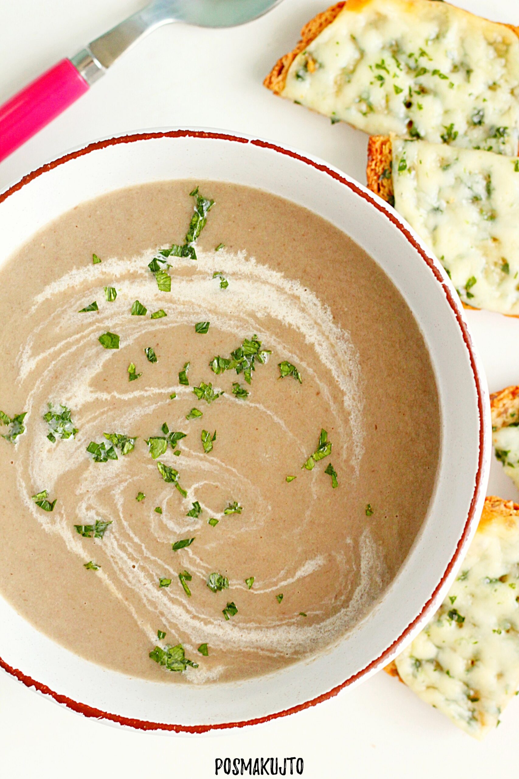 Zupa krem z pieczarek z grzankami