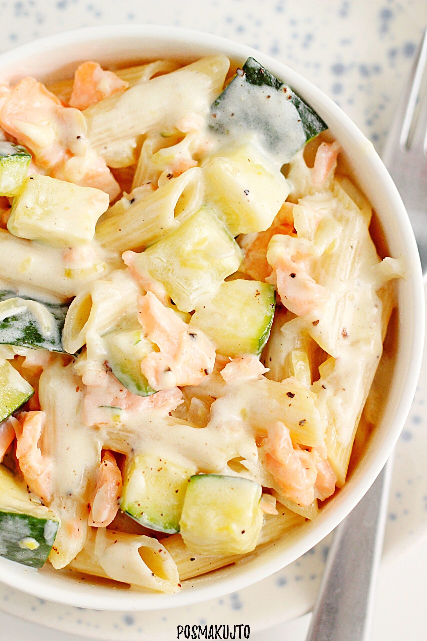 Makaron z łososiem i cukinią