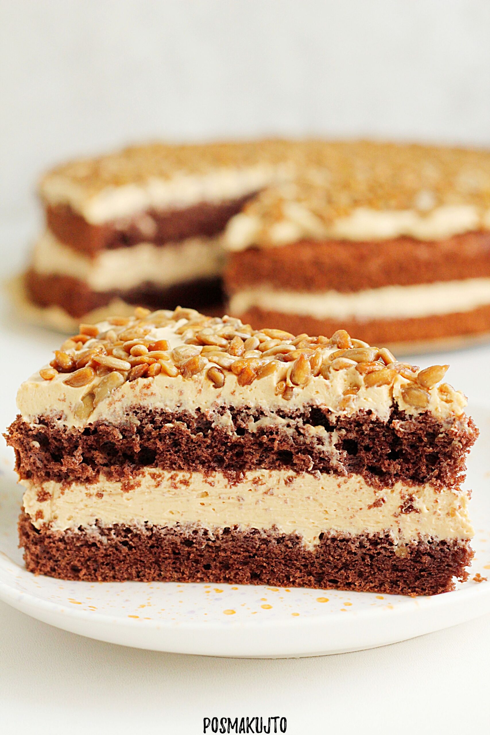 Słonecznikowiec – przepis na pyszne ciasto z kajmakiem i karmelizowanym słonecznikiem