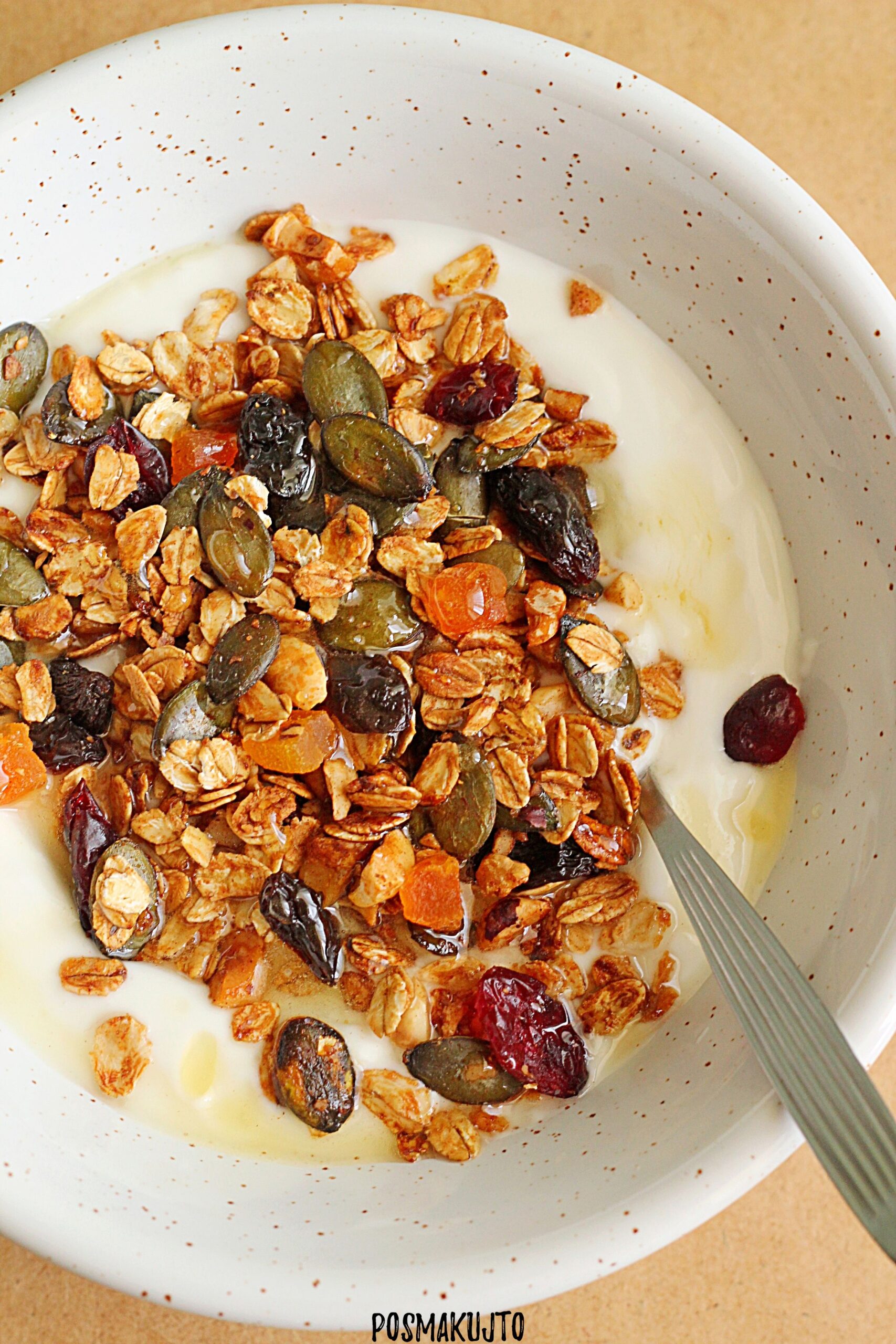 Domowa granola – prosty przepis na chrupiącą i zdrową granolę