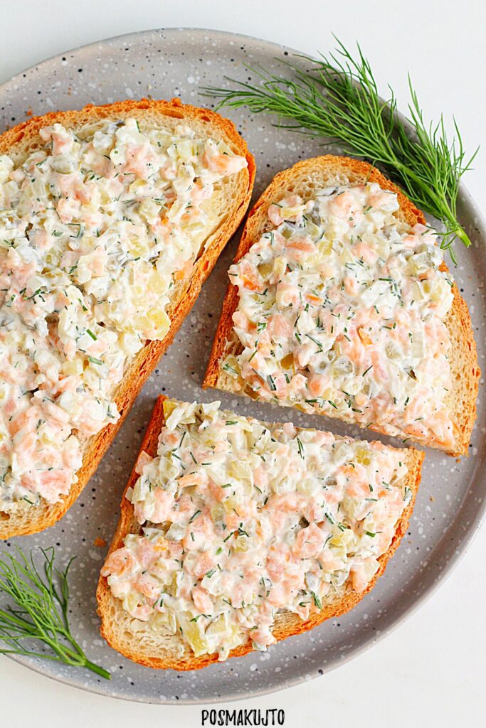 pasta z lososiem wedzonym i ogorkiem kiszonym