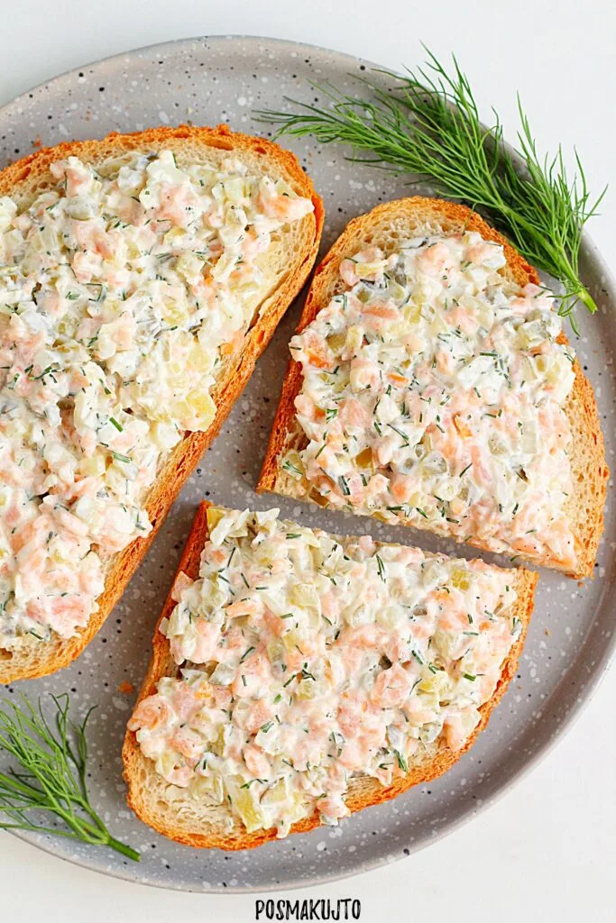 pasta z lososiem wedzonym i ogorkiem kiszonym