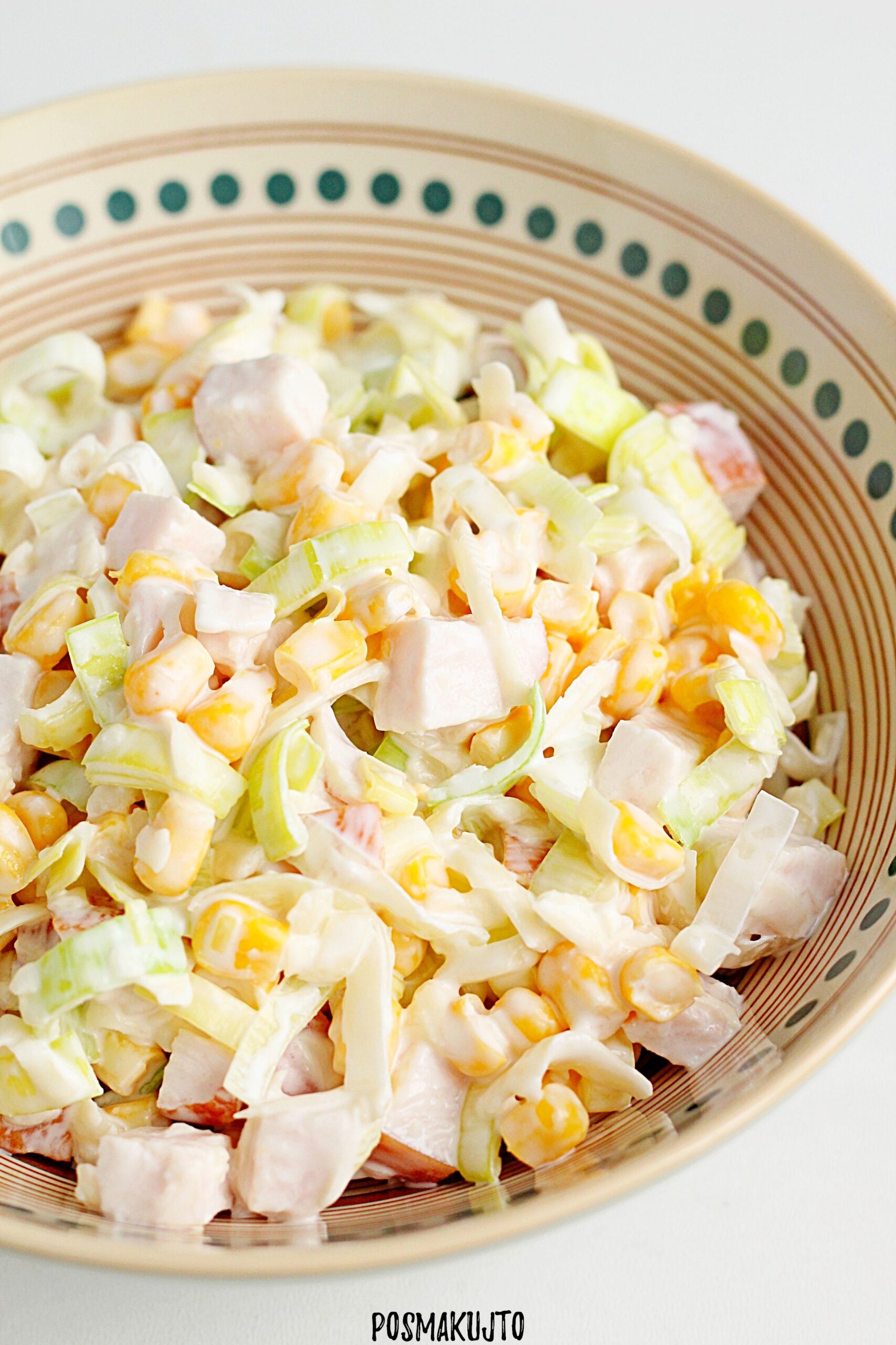 Sałatka z wędzonym kurczakiem, porem i kukurydzą