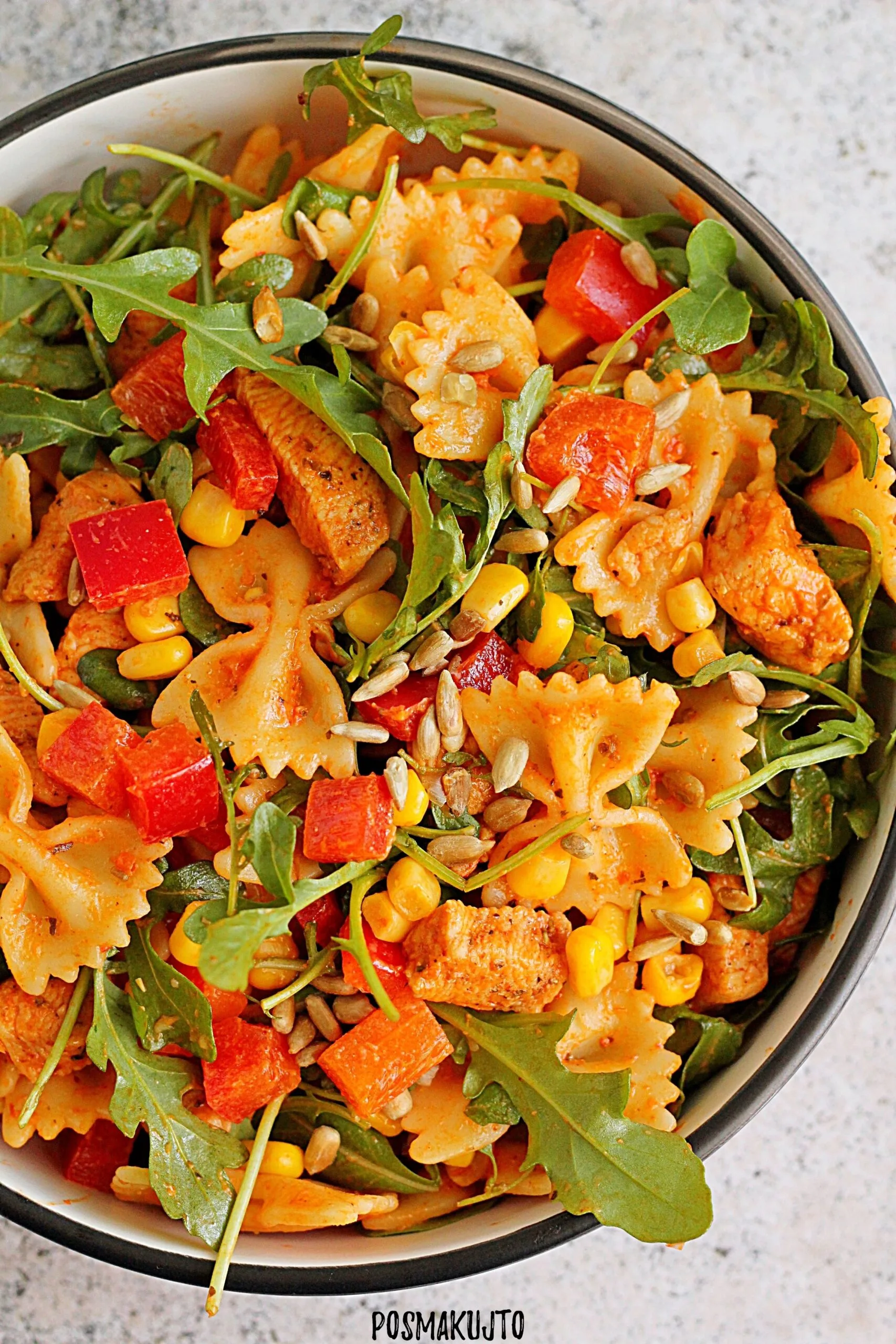 Sałatka makaronowa z kurczakiem i pesto