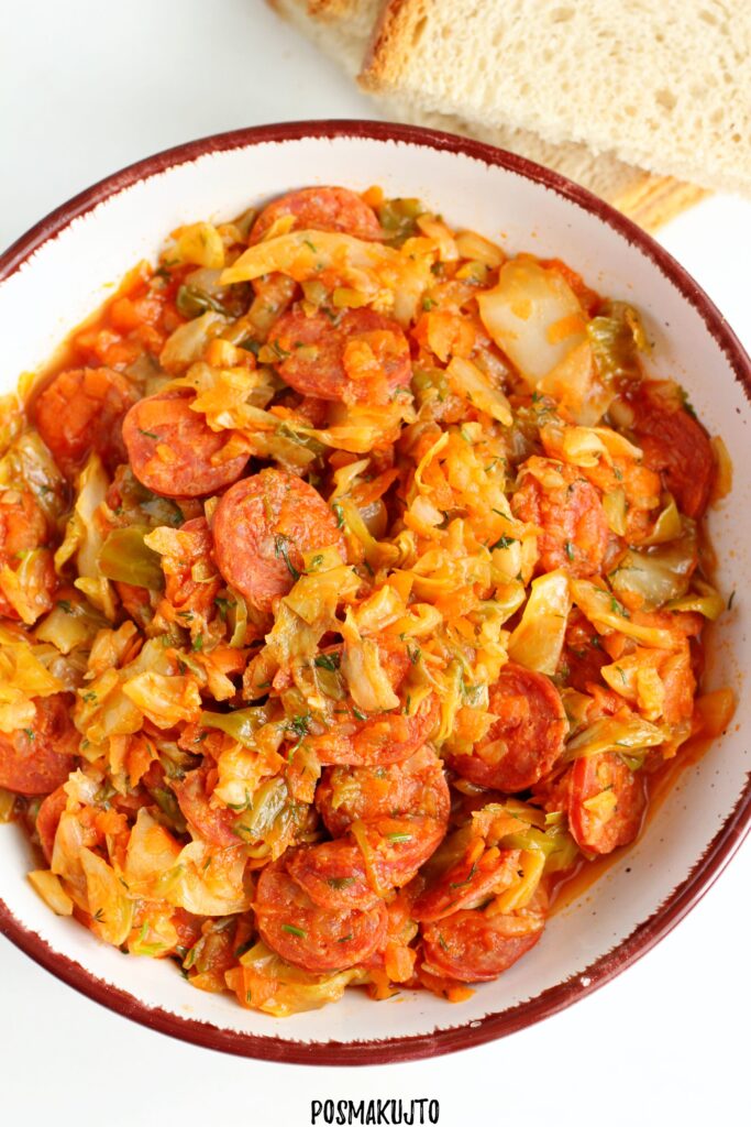 bigos z mlodej kapusty z kielbasa chorizo