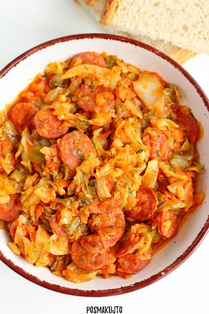 bigos z mlodej kapusty z kielbasa chorizo